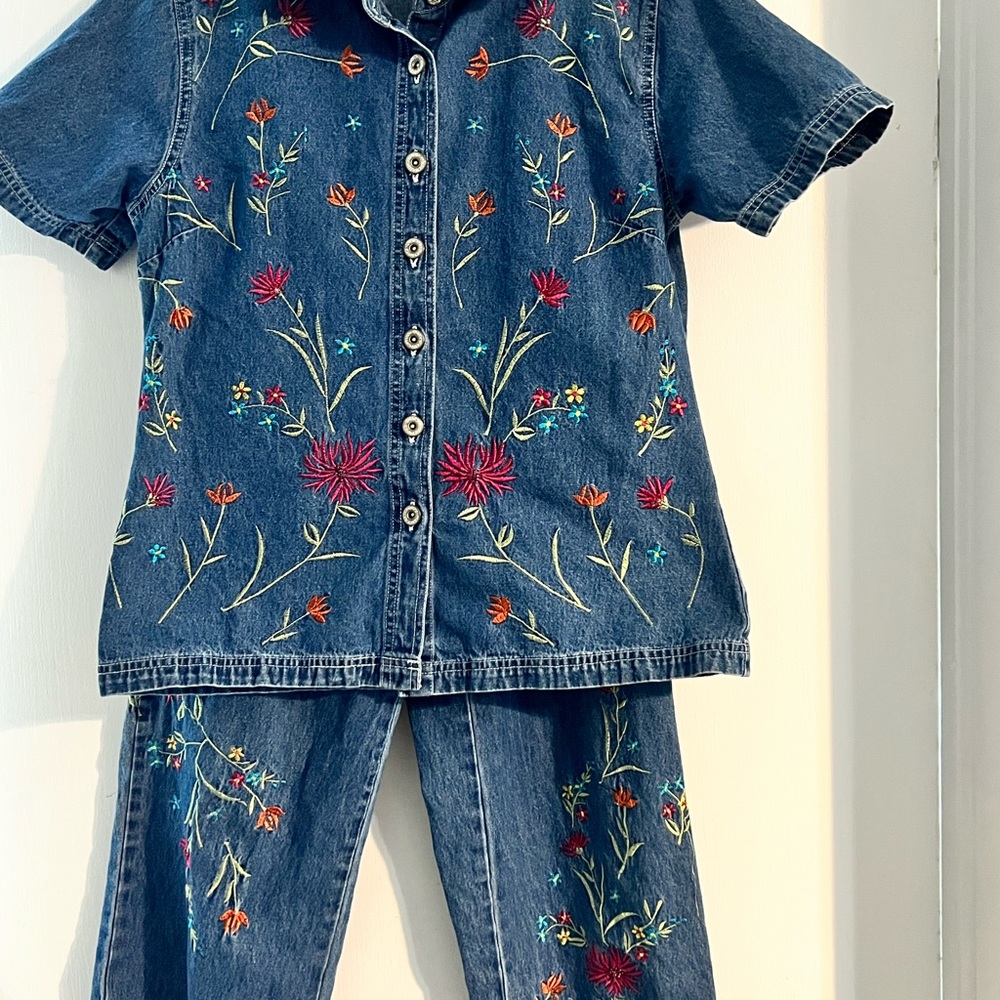 Two piece set. Size small. Brand Studio West. Vintage capri pant and shirt set.